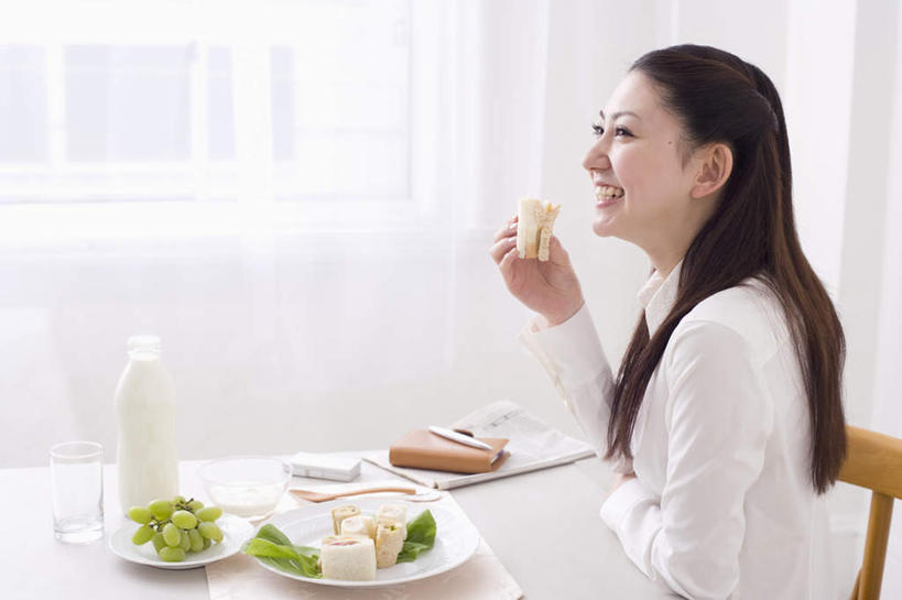 点心,面包,牛奶,东方人,头发,一个人,客厅,坐,举,笑,吃,微笑,露齿笑,横图,室内,白天,侧面,餐桌,窗户,窗帘,落地窗,桌子,葡萄,杯子,餐具,水果,椅子,亚洲,仅一个年轻女性,仅一个女性,仅一个人,撑,握,服装,新鲜,碟子,盘,木椅,墙,生食,食品,面点,果实,提子,饮品,营养,拿,拿着,注视,休闲装,黄种人,玻璃窗,墙壁,墙面,玻璃制品,食物,糕点,饮料,衣服,绿色,白色,黑色,盘子,水杯,碟,观察,看,靠,靠着,托,倚靠,休闲,休闲服,握着,服饰,有机食品,绿色食品,餐台,观看,察看,一瓶,乳制品,起居室,撑着,倚着,奶,关注,葡萄之王,安神,年轻女性,女人,女性,亚洲人,长发,玻璃杯,山葫芦,蒲桃,草龙珠,举起,举手,举着,嚼,食,抬头,向上举,向上伸,向上托,仰头,坐着,半身,彩图