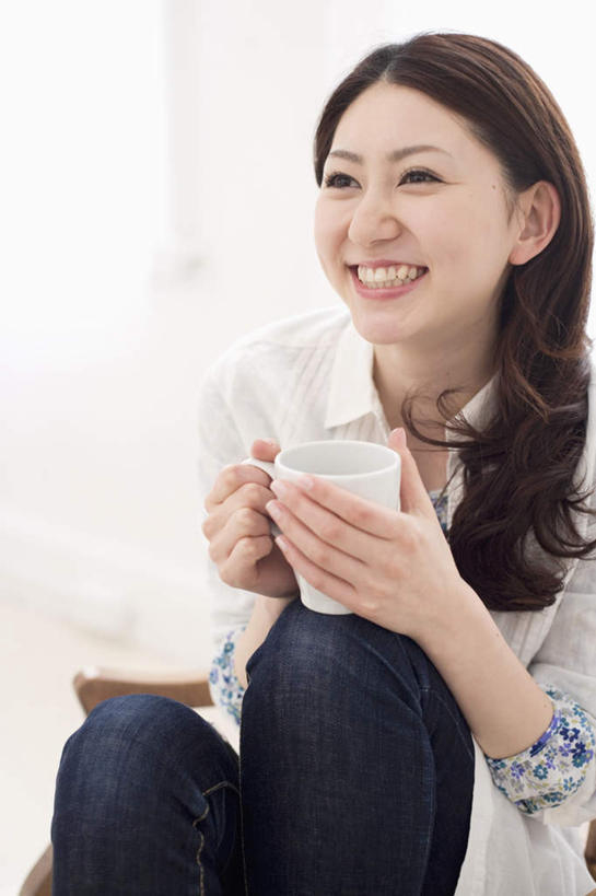 东方人,头发,一个人,客厅,坐,捧,笑,摸,微笑,露齿笑,竖图,室内,白天,正面,窗户,窗帘,落地窗,沙发,杯子,亚洲,仅一个年轻女性,仅一个女性,仅一个人,抚摸,喝,握,瓷器,墙,咖啡杯,陶瓷制品,拿,拿着,注视,黄种人,玻璃窗,墙壁,墙面,白色,黑色,观察,看,靠,靠着,倚靠,握着,观看,察看,起居室,倚着,关注,瓷杯,布艺沙发,年轻女性,女人,女性,亚洲人,触摸,端,端着,接触,捧着,手捧,坐着,半身,彩图