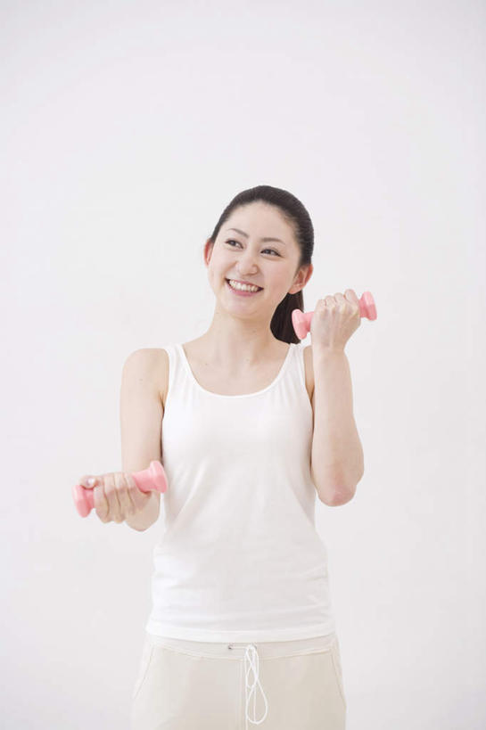 东方人,头发,一个人,站,举,笑,摸,微笑,露齿笑,竖图,室内,白天,白色背景,正面,锻炼,运动,哑铃,亚洲,仅一个年轻女性,仅一个女性,仅一个人,抚摸,握,服装,墙,拿,拿着,注视,休闲装,黄种人,娱乐,运动器械,墙壁,墙面,两个,衣服,白色,黑色,观察,看,托,站着,享受,休闲,休闲服,健身器械,放松,握着,摄影,服饰,影棚,观看,察看,关注,健身器材,室内运动,年轻女性,女人,女性,亚洲人,长发,触摸,接触,举起,举手,举着,向上举,向上伸,向上托,站立,半身,彩图,影棚拍摄,健身,拍摄,运动器材