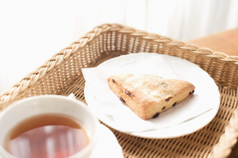 点心,无人,横图,俯视,室内,特写,白天,下午茶,餐桌,窗帘,桌子,杯子,餐具,一块,阴影,朦胧,模糊,光线,瓷器,碟子,篮子,盘,影子,食品,咖啡杯,陶瓷制品,食物,糕点,阳光,盘子,碟,餐台,瓷杯,彩图,高角度拍摄,蛋糕