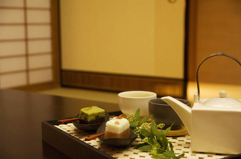 点心,无人,客厅,横图,俯视,室内,特写,白天,旅游,度假,餐桌,地板,门,桌子,杯子,餐具,阴影,朦胧,模糊,装饰,光线,碟子,壶,盘,影子,墙,茶道,食品,甜点,甜品,地面,文化,娱乐,木地板,墙壁,墙面,水壶,食物,糕点,阳光,盘子,茶壶,水杯,碟,门框,甜食,享受,休闲,放松,餐台,华丽,修饰,茶艺,环境,点缀,配菜,起居室,东亚文化,礼法,修行,衬托,美观,雅致,雅观,茶杯,彩图,高角度拍摄,茶文化