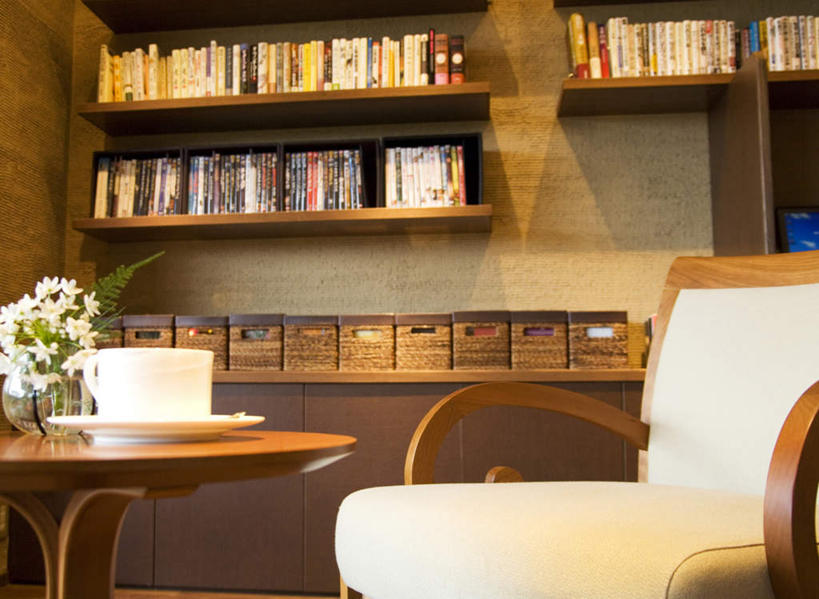 无人,客厅,横图,室内,白天,正面,旅游,度假,餐桌,桌子,樱花,杯子,餐具,书籍,椅子,一排,许多,阴影,整齐,盛开,光线,瓷器,碟子,盘,影子,木椅,墙,咖啡杯,陶瓷制品,花蕾,娱乐,墙壁,墙面,花,花瓣,花朵,鲜花,排列,一个,白色,阳光,盘子,碟,花苞,花蕊,享受,休闲,放松,单个,餐台,起居室,队列,瓷杯,仙樱花,福岛樱,青肤樱,书,图书,荆桃,彩图