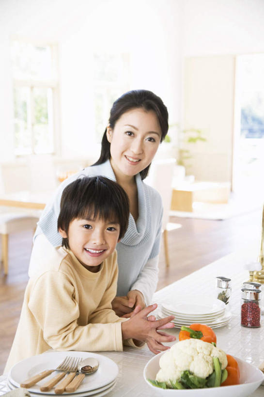 东方人,儿童,头发,两个人,家庭,母亲,儿子,客厅,坐,笑,摸,微笑,露齿笑,竖图,俯视,室内,白天,纯洁,餐桌,窗户,桌子,辣椒,蔬菜,餐具,椅子,亚洲,一排,许多,抚摸,阴影,服装,新鲜,整齐,光线,碟子,盘,影子,勺子,墙,花菜,花椰菜,西兰花,食品,扭头,注视,休闲装,黄种人,玻璃窗,墙壁,墙面,食物,排列,两个,小孩,衣服,黄色,白色,黑色,阳光,盘子,调羹,碟,汤匙,观察,看,靠,靠着,倚靠,转头,休闲,温暖,温馨,母子,一家人,休闲服,可爱,母爱,童年,童趣,服饰,有机食品,绿色食品,餐台,观看,和睦,察看,起居室,倚着,队列,关注,彩椒,童真,烂漫,无邪,辣角,红海椒,大椒,辣虎,广椒,天真,男孩,年轻女性,女人,女性,亚洲人,孩子,年轻人,甜椒,柿子椒,辣子,海椒,番椒,灯笼椒,触摸,接触,坐着,半身,彩图,高角度拍摄,融洽,男生