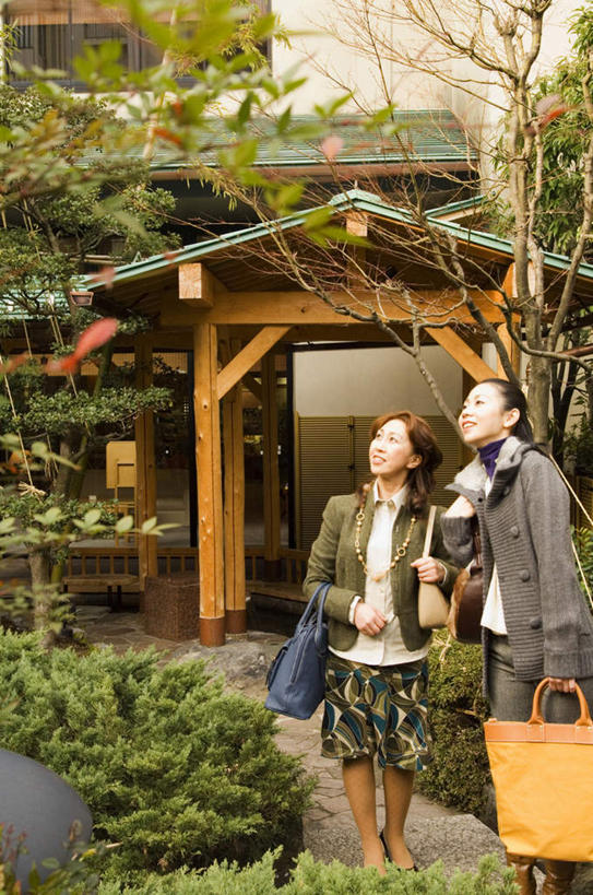 东方人,背,两个人,伙伴,朋友,站,笑,摸,微笑,露齿笑,竖图,室外,白天,正面,旅游,度假,友谊,草地,草坪,河流,水,植物,亚洲,抚摸,阴影,光线,包,皮包,瓦片,影子,墙,亭子,屋檐,河水,水流,拎,注视,黄种人,娱乐,檐,墙壁,墙面,草,树,树木,两个,黄色,蓝色,绿色,蓝天,天空,阳光,自然,天,背着,观察,看,站着,享受,休闲,放松,生长,成长,观看,单肩包,察看,关注,友情,年轻女性,女人,女性,亚洲人,触摸,接触,抬头,仰头,站立,半身,彩图,拎着