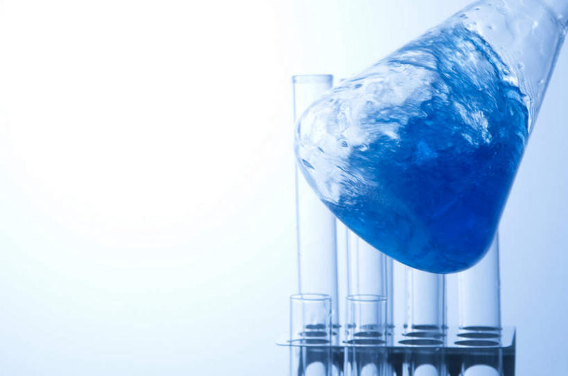 无人,横图,室内,特写,白天,白色背景,正面,实验,仪器,杯子,一排,阴影,研究,整齐,透明,反射,分析,化学,测试,烧杯,试管,液体,影子,玻璃制品,排列,蓝色,玻璃瓶,瓶子,四个,器皿,摄影,流动,影棚,队列,计量,玻璃仪器,试验耗材,实验用品,玻璃杯,彩图,影棚拍摄,拍摄