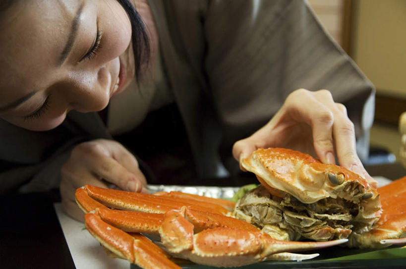 海鲜,蟹,东方人,一个人,坐,笑,摸,微笑,露齿笑,横图,俯视,室内,白天,民族服装,餐桌,桌子,餐具,亚洲,仅一个年轻女性,仅一个女性,仅一个人,抚摸,弯腰,握,阴影,和服,光线,螃蟹,碟子,盘,影子,墙,帝王蟹,拿,拿着,注视,黄种人,水产,海洋生物,墙壁,墙面,黄色,阳光,盘子,碟,低头,观察,看,张嘴,握着,服饰,餐台,观看,察看,关注,水生动物,海产品,水生物,张大嘴巴,海底动物,吴服,唐草,唐花,唐锦,弯身,皇帝蟹,年轻女性,女人,女性,亚洲人,张开嘴,触摸,接触,坐着,半身,彩图,高角度拍摄,传统服装,民俗服