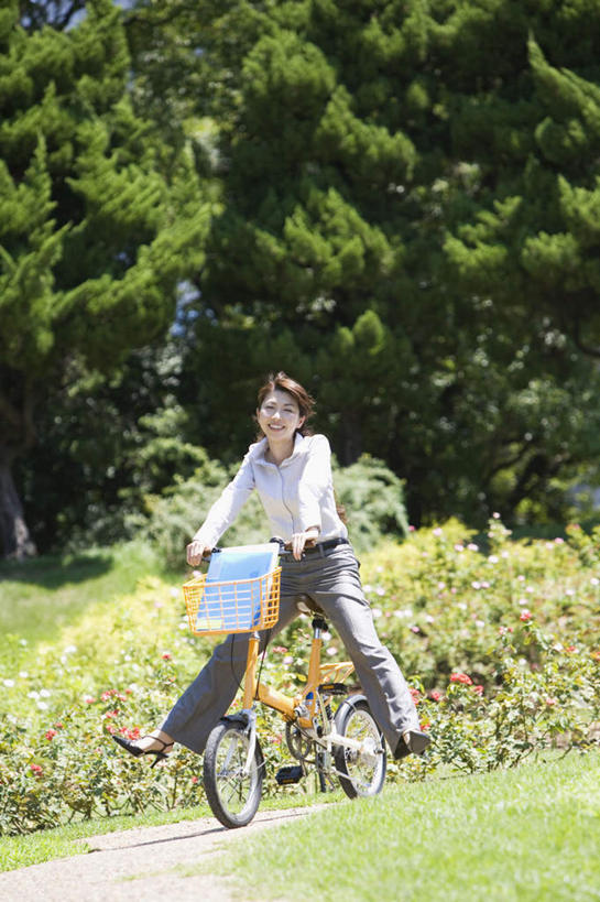 东方人,头发,一个人,坐,笑,摸,微笑,露齿笑,竖图,室外,白天,正面,旅游,度假,草地,草坪,植物,自行车,书籍,亚洲,仅一个年轻女性,仅一个女性,仅一个人,一辆,抚摸,握,阴影,服装,光线,影子,扭头,注视,休闲装,黄种人,娱乐,车,脚踏车,草,树,树木,衣服,黄色,绿色,白色,阳光,自然,交通工具,观察,看,转头,享受,休闲,休闲服,放松,握着,服饰,生长,成长,观看,察看,关注,载具,年轻女性,女人,女性,亚洲人,书,图书,触摸,接触,坐着,彩图,全身