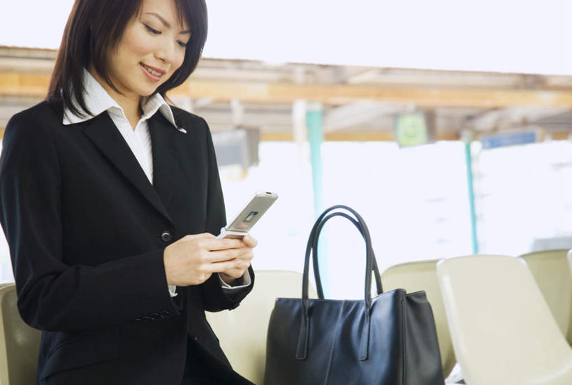 东方人,头发,一个人,坐,笑,摸,打电话,微笑,露齿笑,横图,室内,白天,正面,衬衫,地铁,电话,手机,椅子,亚洲,仅一个年轻女性,仅一个女性,仅一个人,一排,许多,抚摸,敲打,握,阴影,整齐,光线,包,皮包,影子,地铁站,轨道交通,拿,拿着,注视,黄种人,输入,通讯设备,排列,一个,黑色,阳光,打字,低头,观察,看,靠,靠着,倚靠,握着,单个,观看,点击,敲击,单肩包,察看,倚着,队列,关注,交流,按键,年轻女性,女人,女性,亚洲人,触摸,沟通,接触,通话,坐着,半身,彩图,衬衣,地铁机动车,地下铁,轻轨