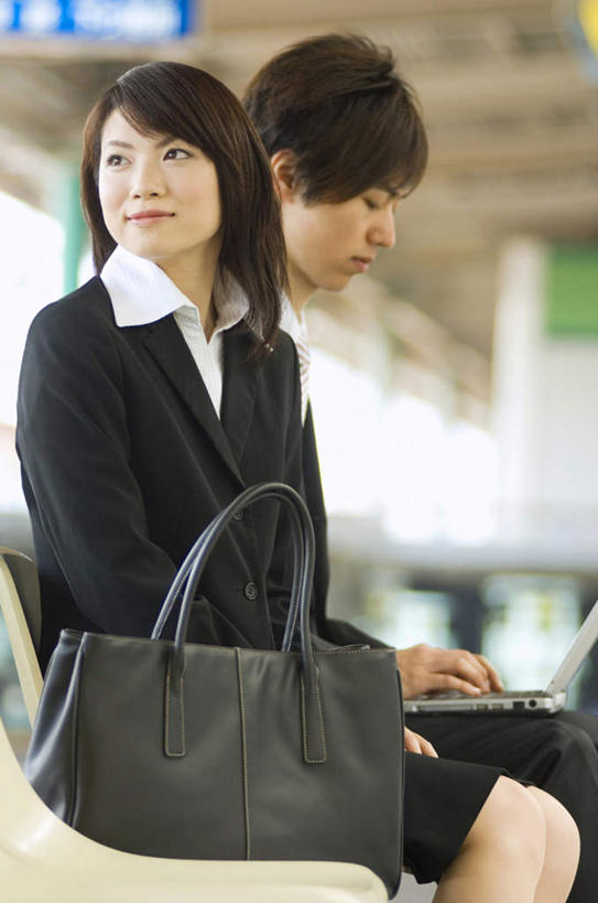 东方人,头发,两个人,商务人士,商务男性,商务女性,坐,笑,摸,微笑,露齿笑,竖图,室内,白天,侧面,衬衫,电脑,笔记本电脑,地铁,指示牌,亚洲,抚摸,敲打,阴影,套装,光线,网络,包,标志,皮包,文字,影子,地铁站,领带,轨道交通,扭头,注视,黄种人,输入,通讯设备,标识,一个,蓝色,黑色,阳光,打字,低头,观察,看,靠,靠着,倚靠,转头,单个,观看,点击,一台,敲击,单肩包,察看,无线,倚着,关注,通信设备,商务装,无线网络,无线上网,便携式电脑,工薪阶层,按键,手提电脑,男人,男性,年轻男性,年轻女性,女人,女性,亚洲人,白领,上班族,触摸,接触,坐着,半身,彩图,衬衣,地铁机动车,地下铁,轻轨