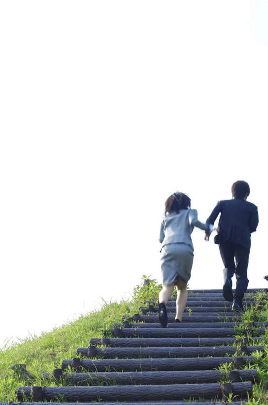 东方人,头发,两个人,商务人士,商务男性,商务女性,站,跑,握手,摸,竖图,室外,白天,仰视,衬衫,锻炼,旅游,度假,运动,草地,草坪,植物,楼梯,亚洲,抚摸,阴影,套装,光线,影子,阶梯,领带,黄种人,娱乐,台阶,草,蓝色,绿色,黑色,蓝天,天空,阳光,天,站着,享受,休闲,放松,商务装,工薪阶层,体育,男人,男性,年轻男性,年轻女性,女人,女性,亚洲人,白领,上班族,触摸,接触,拉手,跑步,手拉手,手握手,站立,彩图,低角度拍摄,全身,衬衣,健身