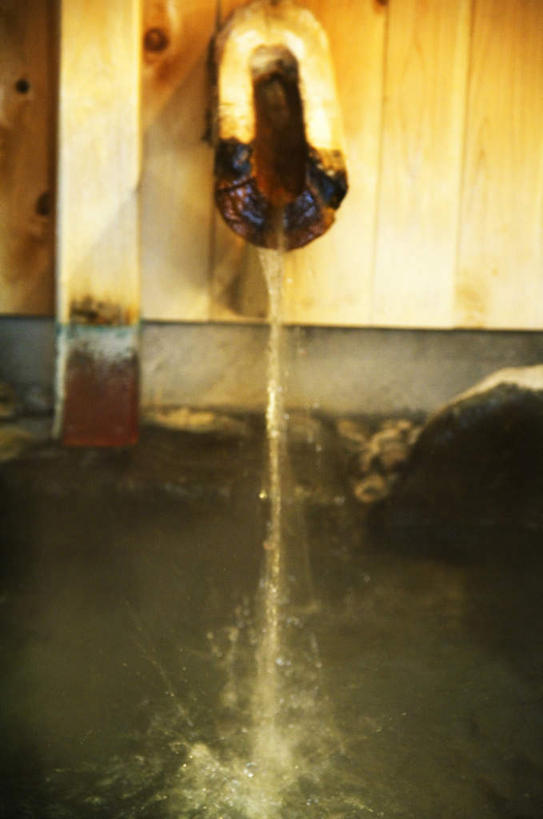 无人,竖图,俯视,室内,白天,按摩,美容,水,护肤,阴影,波纹,飞溅,条纹,朦胧,模糊,溅,光线,木制,液体,影子,墙,水滴,墙壁,墙面,水珠,水纹,阳光,木制品,波浪,保养,享受,休闲,放松,保健,温泉浴场,流动,喷洒,养颜,矿泉疗养地,彩图,高角度拍摄,水疗