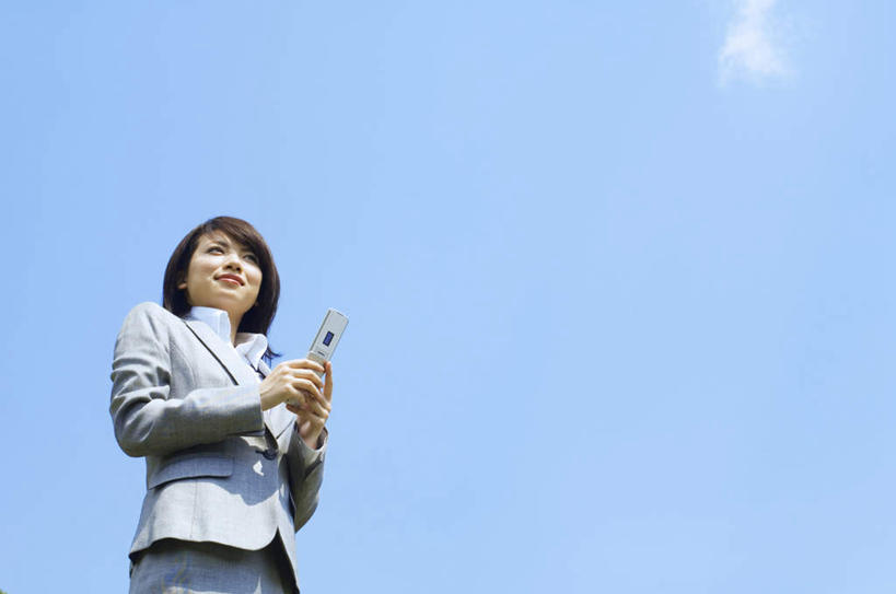 东方人,头发,一个人,商务人士,商务女性,站,笑,摸,打电话,微笑,露齿笑,横图,室外,白天,仰视,衬衫,旅游,度假,电话,手机,亚洲,仅一个年轻女性,仅一个女性,仅一个人,抚摸,敲打,握,阴影,套装,光线,影子,云,云朵,拿,云彩,拿着,扭头,注视,黄种人,娱乐,输入,通讯设备,蓝色,白色,黑色,白云,蓝天,天空,阳光,天,打字,观察,看,站着,转头,享受,休闲,放松,握着,观看,点击,敲击,察看,关注,商务装,工薪阶层,交流,按键,年轻女性,女人,女性,亚洲人,白领,上班族,触摸,沟通,接触,通话,站立,半身,彩图,低角度拍摄,衬衣