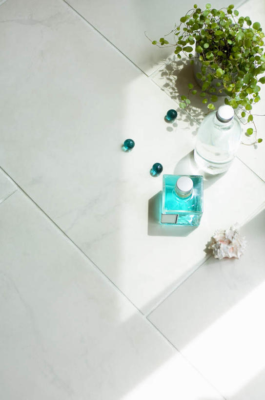 无人,竖图,俯视,室内,白天,化妆,美容,旅游,度假,植物,一块,一排,许多,护肤,整齐,瓷砖,地砖,方格,盆栽,盆景,地面,娱乐,排列,蓝色,绿色,自然,化妆品,肥皂,香皂,日用品,洗浴用品,清洁,保养,享受,休闲,放松,保健,生长,成长,一瓶,护肤品,队列,舒缓,养颜,香薰油,去污,紧肤,嫩肤,洗涤,彩图,高角度拍摄