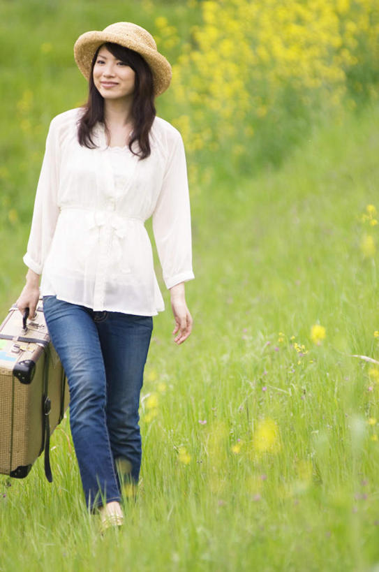 东方人,一个人,站,走,摸,竖图,室内,白天,正面,旅游,度假,草地,草坪,植物,帽子,亚洲,仅一个年轻女性,仅一个女性,仅一个人,抚摸,阴影,服装,裤子,盛开,光线,拉杆箱,旅行箱,影子,花蕾,拎,扭头,注视,牛仔裤,休闲装,黄种人,娱乐,草,花,花瓣,花朵,鲜花,衣服,黄色,蓝色,绿色,白色,阳光,行李箱,遮阳帽,箱子,花苞,花蕊,油菜花,观察,看,站着,转头,享受,休闲,休闲服,放松,服饰,观看,出差,察看,关注,一顶,年轻女性,女人,女性,亚洲人,步行,触摸,接触,散步,站立,走路,彩图,全身,旅行,拎着