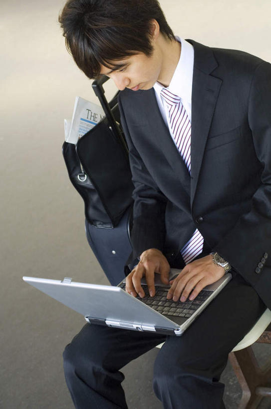 东方人,头发,一个人,商务人士,商务男性,坐,笑,摸,微笑,露齿笑,竖图,俯视,室内,白天,衬衫,电脑,笔记本电脑,地铁,椅子,亚洲,仅一个男性,仅一个人,抚摸,敲打,套装,网络,包,瓷砖,地砖,皮包,地铁站,领带,地面,轨道交通,注视,黄种人,输入,通讯设备,仅一个年轻男性,一个,黑色,打字,低头,观察,看,单个,观看,点击,一台,敲击,单肩包,察看,无线,关注,通信设备,商务装,无线网络,无线上网,便携式电脑,工薪阶层,按键,手提电脑,男人,男性,年轻男性,亚洲人,白领,上班族,触摸,接触,坐着,半身,彩图,高角度拍摄,衬衣,地铁机动车,地下铁,轻轨
