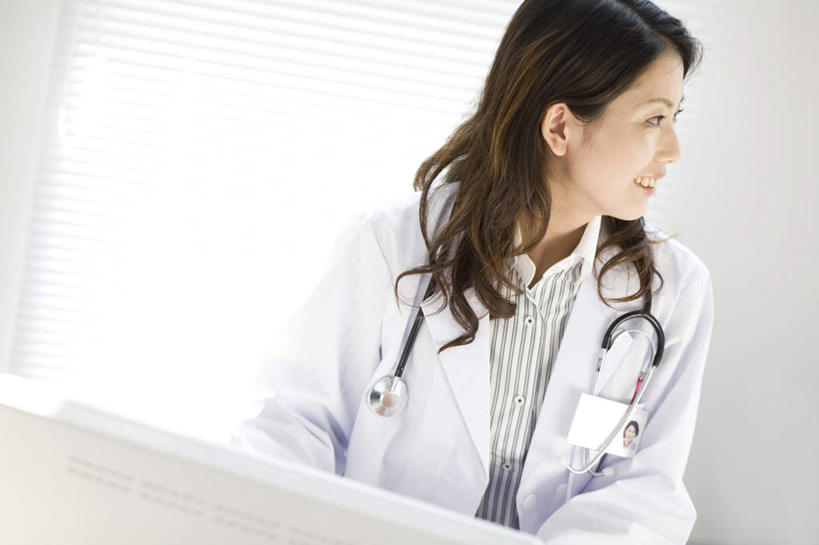 东方人,头发,一个人,医生,坐,笑,微笑,露齿笑,横图,室内,白天,正面,桌面,名片,亚洲,仅一个年轻女性,仅一个女性,仅一个人,阴影,光线,信息,影子,墙,褐色,联系,扭头,注视,黄种人,墙壁,墙面,一个,阳光,卡片,听诊器,观察,看,靠,靠着,倚靠,转头,医护人员,医疗人员,单个,观看,察看,医疗设备,倚着,白大褂,关注,身份,名刺,名帖,交往,年轻女性,女人,女性,亚洲人,卷发,大夫,坐着,半身,彩图,商业