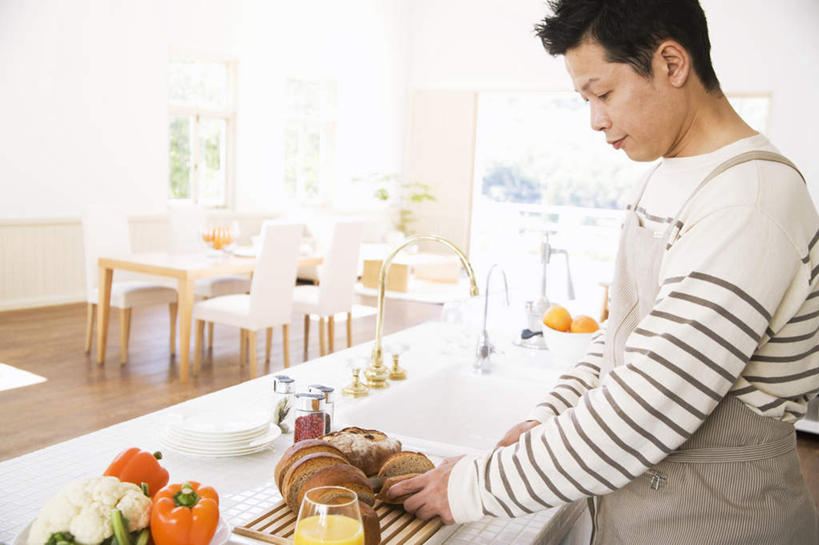 点心,面包,东方人,头发,一个人,站,摸,横图,室内,白天,侧面,餐桌,厨房,窗户,桌子,辣椒,蔬菜,杯子,餐具,椅子,亚洲,仅一个年轻女性,仅一个女性,仅一个人,一排,许多,抚摸,握,阴影,条纹,服装,新鲜,整齐,光线,碟子,盘,影子,墙,花菜,花椰菜,西兰花,食品,面点,案板,拿,拿着,注视,休闲装,黄种人,玻璃窗,墙壁,墙面,玻璃制品,砧板,食物,糕点,排列,衣服,白色,黑色,阳光,盘子,水杯,碟,低头,观察,看,站着,休闲,休闲服,握着,服饰,有机食品,绿色食品,餐台,观看,察看,队列,关注,彩椒,辣角,红海椒,大椒,辣虎,广椒,年轻女性,女人,女性,亚洲人,玻璃杯,甜椒,柿子椒,辣子,海椒,番椒,灯笼椒,触摸,接触,站立,半身,彩图,灶间