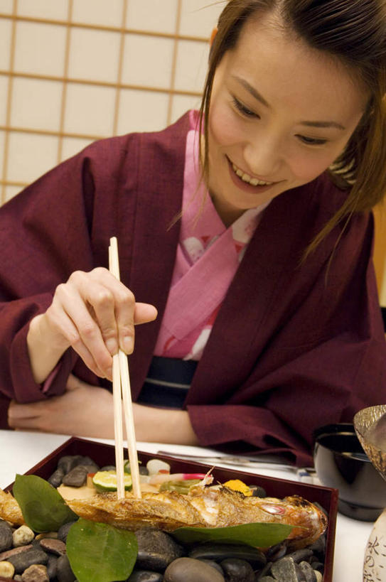 东方人,头发,一个人,坐,笑,摸,吃,微笑,露齿笑,竖图,俯视,室内,白天,民族服装,烹饪,筷子,餐具,亚洲,仅一个年轻女性,仅一个女性,仅一个人,一排,一双,许多,抚摸,握,和服,整齐,碟子,方格,盘,墙,日本料理,料理,食品,褐色,夹,拿,拿着,注视,黄种人,文化,传统,菜肴,美食,墙壁,墙面,食物,排列,黑色,盘子,碟,日式料理,低头,观察,看,靠,靠着,倚靠,日式,握着,服饰,佳肴,观看,礼节,察看,倚着,队列,关注,礼仪,吴服,唐草,唐花,唐锦,年轻女性,女人,女性,亚洲人,进餐用具,触摸,接触,嚼,食,坐着,半身,彩图,高角度拍摄,传统服装,民俗服