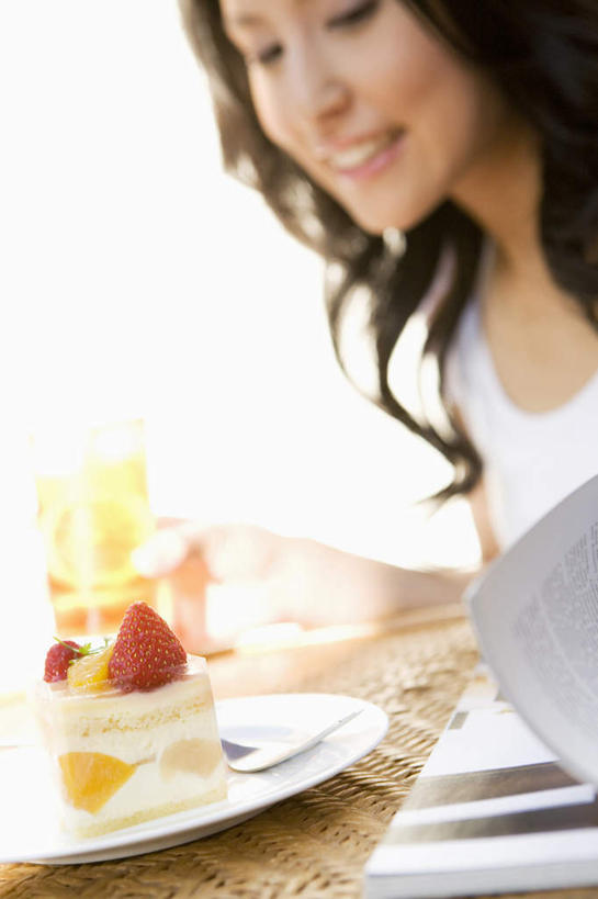 点心,东方人,头发,一个人,坐,笑,微笑,露齿笑,竖图,室内,白天,正面,下午茶,餐桌,窗户,落地窗,桌子,餐具,亚洲,仅一个年轻女性,仅一个女性,仅一个人,阴影,服装,朦胧,模糊,光线,碟子,盘,影子,勺子,墙,食品,注视,休闲装,黄种人,玻璃窗,墙壁,墙面,食物,糕点,衣服,白色,黑色,阳光,盘子,调羹,碟,汤匙,低头,观察,看,休闲,休闲服,服饰,餐台,观看,察看,关注,年轻女性,女人,女性,亚洲人,卷发,坐着,半身,彩图,蛋糕