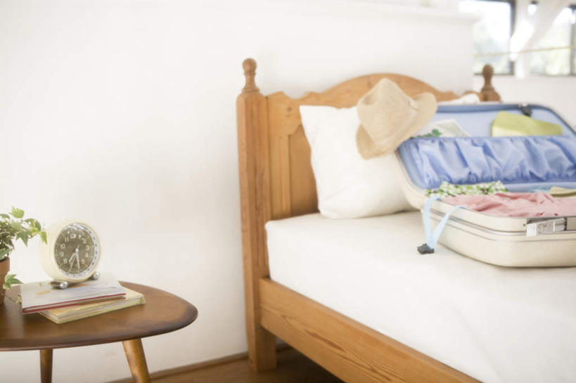 无人,横图,室内,白天,正面,旅游,度假,植物,床,靠垫,卧室,桌子,帽子,一堆,堆叠,堆积,时间,拉杆箱,旅行箱,盆栽,时钟,办公桌,墙,床单,靠枕,盆景,计时,娱乐,被子,墙壁,墙面,一个,衣服,绿色,自然,行李箱,遮阳帽,箱子,垫子,枕头,钟表,享受,休闲,表,放松,单人床,生长,单个,成长,堆,出差,被单,一顶,钟,彩图,旅行,睡房,卧房