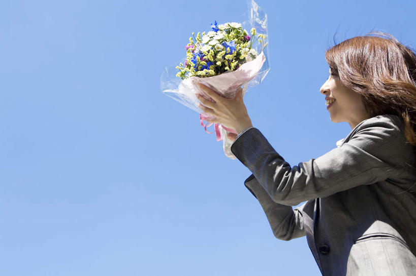 东方人,一个人,商务人士,商务女性,站,举,捧,笑,微笑,露齿笑,横图,室外,白天,仰视,衬衫,旅游,度假,亚洲,仅一个年轻女性,仅一个女性,仅一个人,阴影,套装,盛开,光线,影子,花蕾,注视,黄种人,娱乐,花,花瓣,花朵,鲜花,蓝色,蓝天,天空,阳光,天,花苞,花蕊,观察,看,托,站着,张嘴,一束,享受,休闲,放松,晴朗,观看,察看,关注,商务装,张大嘴巴,工薪阶层,万里无云,年轻女性,女人,女性,亚洲人,白领,上班族,晴空,晴空万里,张开嘴,端,端着,举起,举手,举着,捧着,手捧,向上举,向上伸,向上托,站立,半身,彩图,低角度拍摄,衬衣