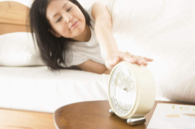 东方人,头发,一个人,躺,笑,摸,微笑,露齿笑,横图,室内,白天,正面,窗户,床,落地窗,卧室,桌面,闹钟,亚洲,仅一个年轻女性,仅一个女性,仅一个人,抚摸,阴影,睡衣,朦胧,模糊,时间,光线,时钟,影子,墙,床单,计时,注视,黄种人,被子,玻璃窗,墙壁,墙面,一个,衣服,黑色,阳光,钟表,观察,看,表,伸手,单人床,单个,观看,察看,被单,关注,卧着,年轻女性,女人,女性,亚洲人,钟,触摸,接触,躺着,卧,半身,彩图,睡房,卧房