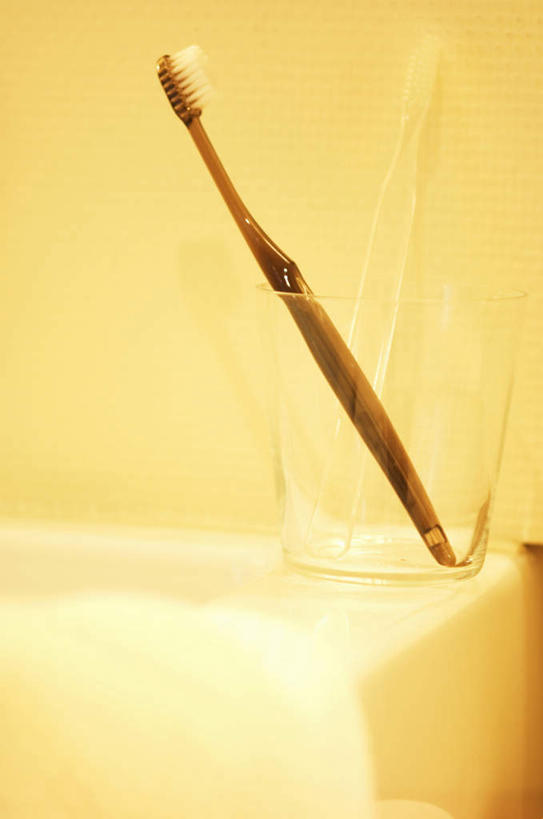 无人,竖图,室内,特写,白天,正面,杯子,阴影,朦胧,模糊,光线,工具,牙刷,影子,墙,水池,褐色,墙壁,墙面,玻璃制品,一个,阳光,水杯,洗漱,单个,一支,玻璃杯,彩图