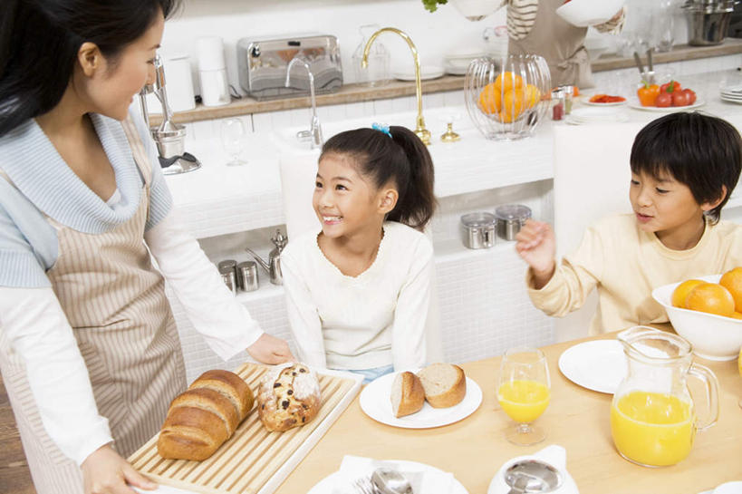 点心,面包,东方人,儿童,头发,三个人,家庭,母亲,女儿,儿子,站,坐,捧,笑,微笑,露齿笑,横图,俯视,室内,白天,幸福,纯洁,植物,餐桌,茶,厨房,柜子,桌子,柠檬,餐具,水果,亚洲,握,服装,新鲜,碟子,盘,盆栽,勺子,墙,生食,食品,面点,果实,案板,盆景,拿,拿着,注视,休闲装,黄种人,娱乐,相视,墙壁,墙面,砧板,食物,糕点,饮料,小孩,衣服,绿色,白色,黑色,自然,盘子,橱柜,调羹,碟,汤匙,观察,看,站着,享受,休闲,温暖,温馨,母女,母子,一家人,面对面,休闲服,放松,可爱,乐趣,母爱,童年,童趣,握着,服饰,有机食品,绿色食品,生长,成长,餐台,观看,对视,柠檬茶,和睦,察看,舒适,关注,相对,童真,烂漫,无邪,相看,天真,男孩,男人,男性,年轻女性,女孩,女人,女性,亚洲人,孩子,年轻人,进餐用具,烹调用具,益母果,柠果,端,端着,捧着,手捧,抬头,仰头,站立,坐着,半身,彩图,高角度拍摄,灶间,融洽,男生,女生