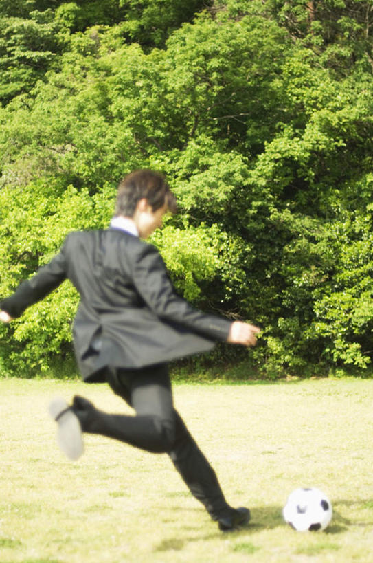 东方人,头发,一个人,商务人士,商务男性,站,伸展双臂,竖图,室外,白天,衬衫,旅游,度假,游戏,足球,草地,草坪,美景,植物,亚洲,仅一个男性,仅一个人,弯腰,套装,景观,领带,足球装备,玩,抬腿,注视,黄种人,娱乐,运动器械,草,树,树木,仅一个年轻男性,背面,绿色,黑色,自然,低头,观察,看,站着,享受,休闲,踢球,健身器械,景色,放松,生长,成长,观看,活动,察看,发泄,关注,消遣,智力,自然风光,商务装,健身器材,工薪阶层,宣泄,弯身,蹴鞠,足球运动,男人,男性,年轻男性,亚洲人,白领,上班族,敞开双臂,伸开双臂,玩耍,嬉戏,展开双肩,站立,张开手臂,张开双臂,彩图,全身,衬衣,运动器材