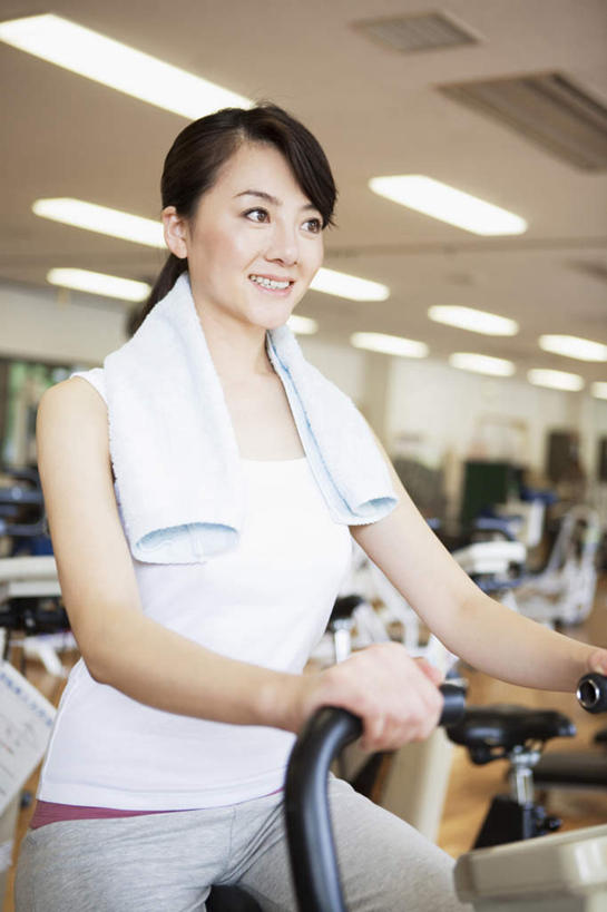 东方人,头发,一个人,健身房,坐,笑,摸,微笑,露齿笑,竖图,室内,白天,正面,锻炼,运动,自行车,照明,亚洲,仅一个年轻女性,仅一个女性,仅一个人,一排,许多,抚摸,握,整齐,壁灯,墙,灯光,注视,黄种人,娱乐,运动器械,踩,墙壁,墙面,脚踏车,灯,排列,衣服,白色,黑色,灯具,毛巾,踩着,观察,看,享受,休闲,健身器械,放松,握着,观看,照亮,察看,照明设备,队列,关注,健身器材,室内运动,动感单车,动感自行车,年轻女性,女人,女性,亚洲人,触摸,接触,坐着,半身,彩图,健身,健身馆,运动器材,运动装