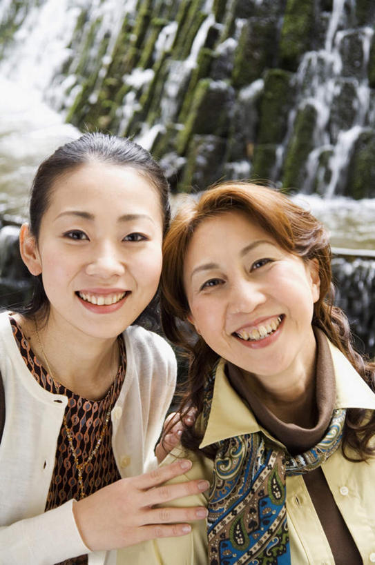 东方人,头发,两个人,伙伴,朋友,站,笑,摸,微笑,露齿笑,竖图,室外,白天,正面,旅游,度假,友谊,石头,瀑布,水,亚洲,一条,抚摸,阴影,飞溅,服装,溅,光线,石子,液体,影子,水滴,依偎,注视,休闲装,黄种人,娱乐,水珠,衣服,白色,黑色,阳光,围巾,观察,看,靠,靠着,倚靠,站着,享受,休闲,休闲服,放松,服饰,观看,察看,倚着,关注,喷洒,依附,依赖,投靠,友情,年轻女性,女人,女性,亚洲人,跌水,石块,触摸,接触,站立,半身,彩图