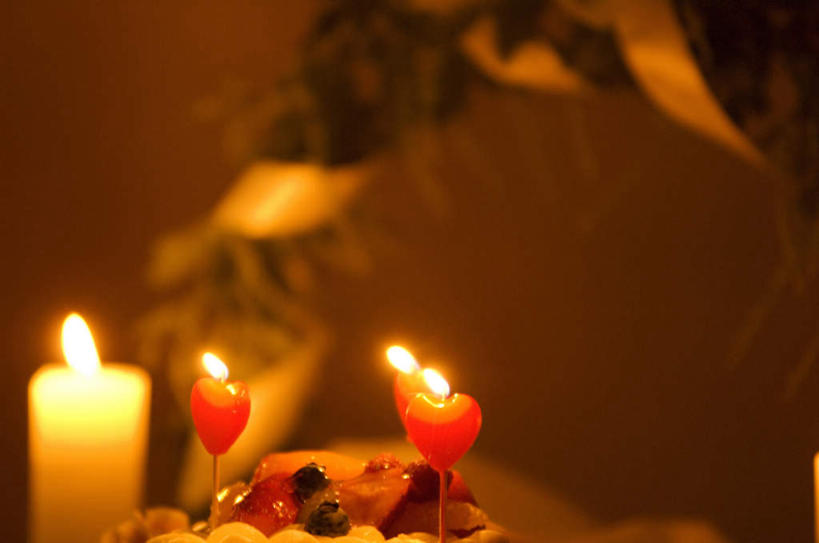 点心,无人,横图,室内,特写,白天,正面,爱情,下午茶,植物,蜡烛,照明,圣诞节,一块,节日,爱心,朦胧,模糊,庆祝,装饰,彩灯,火焰,烛光,灯光,食品,圣诞树,浪漫,燃烧,文化,灯,树,树木,食物,糕点,两个,绿色,自然,灯具,点燃,庆典,温暖,温馨,心形,恩爱,生长,成长,纪念,华丽,修饰,照亮,点缀,和睦,照明设备,衬托,美观,雅致,雅观,心型,彩图,融洽,蛋糕