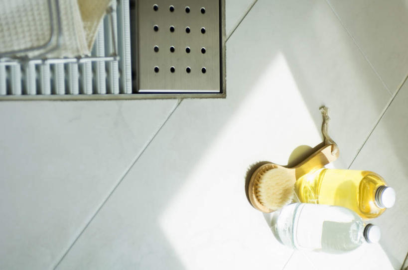 无人,横图,俯视,室内,白天,化妆,美容,两瓶,一排,许多,护肤,阴影,整齐,光线,瓷砖,地砖,方格,海绵,影子,地面,排列,一个,黄色,阳光,化妆品,刷子,肥皂,香皂,日用品,洗浴用品,清洁,保养,享受,休闲,放松,保健,单个,护肤品,队列,舒缓,养颜,香薰油,洗脸海绵,洗脸扑,洗脸绵,去污,紧肤,嫩肤,洗涤,彩图,高角度拍摄