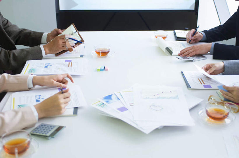 东方人,四个人,商务人士,商务男性,商务女性,办公室,坐,摸,说,横图,俯视,室内,白天,衬衫,讨论,计算器,桌子,杯子,电视,亚洲,许多,抚摸,握,套装,开会,会议,计算,科学,笔,材料,瓷器,档案,文件,办公桌,墙,办公用品,咖啡杯,领带,陶瓷制品,拿,拿着,注视,黄种人,相视,墙壁,墙面,文具,学习用品,资料,观察,看,靠,靠着,倚靠,面对面,握着,理财,财务,观看,对视,文具用品,察看,倚着,关注,数学,彩电,文档,瓷杯,相对,商务装,工薪阶层,相看,彩色电视机,显像管屏,显像管屏幕,交流,男人,男性,年轻男性,年轻女性,女人,女性,亚洲人,白领,上班族,电视机,触摸,沟通,讲话,交谈,接触,商讨,说话,谈话,坐着,半身,彩图,高角度拍摄,衬衣