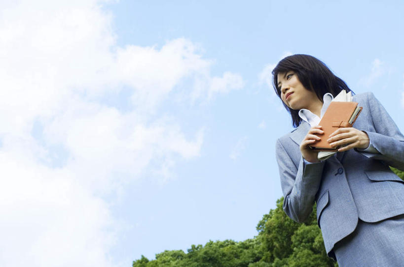 东方人,头发,一个人,商务人士,商务女性,站,捧,笑,摸,微笑,露齿笑,横图,室外,白天,仰视,衬衫,旅游,度假,草地,草坪,植物,亚洲,仅一个年轻女性,仅一个女性,仅一个人,抚摸,握,阴影,套装,光线,影子,云,云朵,记事本,拿,云彩,拿着,注视,黄种人,娱乐,草,树,树木,蓝色,绿色,黑色,白云,蓝天,天空,阳光,自然,本子,笔记本,天,观察,看,站着,享受,休闲,放松,握着,生长,成长,观看,察看,关注,商务装,工薪阶层,年轻女性,女人,女性,亚洲人,白领,上班族,触摸,端,端着,接触,捧着,手捧,站立,半身,彩图,低角度拍摄,衬衣