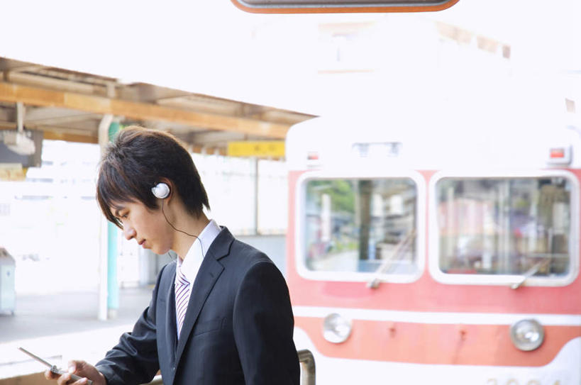 东方人,一个人,商务人士,商务男性,家,坐,摸,打电话,横图,室外,白天,侧面,衬衫,快乐,满意,幸福,地铁,电话,手机,亚洲,仅一个男性,仅一个人,抚摸,敲打,阴影,套装,光线,瓷砖,地砖,影子,房屋,墙,屋子,地铁站,领带,音响,地面,轨道交通,音乐,注视,黄种人,娱乐,输入,通讯设备,楼房,墙壁,墙面,住宅,仅一个年轻男性,一个,阳光,耳机,打字,低头,观察,看,靠,靠着,倚靠,享受,休闲,放松,单个,观看,点击,敲击,察看,舒适,享乐,倚着,关注,商务装,工薪阶层,交流,按键,男人,男性,年轻男性,亚洲人,白领,上班族,触摸,沟通,接触,通话,坐着,半身,彩图,衬衣,房子,地铁机动车,地下铁,轻轨