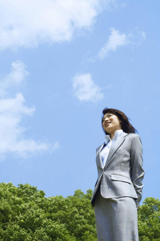 东方人,头发,一个人,商务人士,商务女性,站,笑,微笑,露齿笑,竖图,室外,白天,仰视,衬衫,旅游,度假,草地,草坪,植物,亚洲,仅一个年轻女性,仅一个女性,仅一个人,阴影,套装,光线,影子,云,云朵,云彩,注视,黄种人,娱乐,草,树,树木,蓝色,绿色,黑色,白云,蓝天,天空,阳光,自然,天,观察,看,站着,享受,休闲,放松,生长,成长,观看,察看,关注,商务装,工薪阶层,年轻女性,女人,女性,亚洲人,白领,上班族,抬头,仰头,站立,半身,彩图,低角度拍摄,衬衣