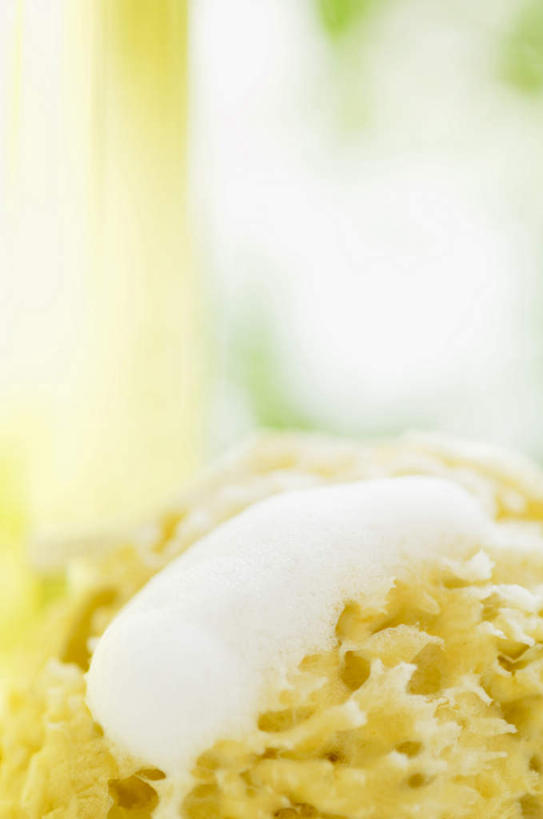 无人,竖图,俯视,室内,特写,白天,化妆,美容,一块,护肤,阴影,条纹,朦胧,模糊,光线,纹路,海绵,影子,黄色,阳光,泡泡,化妆品,肥皂,香皂,日用品,洗浴用品,清洁,保养,享受,休闲,放松,保健,护肤品,舒缓,养颜,洗脸海绵,洗脸扑,洗脸绵,去污,紧肤,嫩肤,洗涤,彩图,高角度拍摄