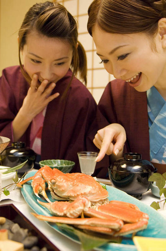 海鲜,蟹,东方人,两个人,伙伴,朋友,坐,笑,微笑,露齿笑,竖图,俯视,室内,白天,民族服装,友谊,餐桌,桌子,餐具,亚洲,弯腰,指,阴影,和服,光线,螃蟹,碟子,盘,影子,墙,注视,黄种人,方向,水产,海洋生物,墙壁,墙面,黄色,阳光,盘子,碟,低头,观察,看,手势,张嘴,遮,遮掩,服饰,餐台,观看,察看,掩盖,遮挡,指向,食指,关注,水生动物,海产品,水生物,张大嘴巴,海底动物,遮盖,吴服,唐草,唐花,唐锦,弯身,掩饰,友情,年轻女性,女人,女性,亚洲人,张开嘴,坐着,半身,彩图,高角度拍摄,传统服装,民俗服