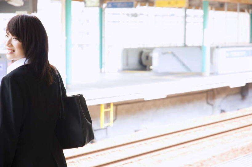 东方人,背,头发,一个人,商务人士,商务女性,站,笑,摸,微笑,露齿笑,横图,室外,白天,衬衫,旅游,度假,地铁,亚洲,仅一个年轻女性,仅一个女性,仅一个人,抚摸,阴影,套装,光线,包,皮包,影子,墙,地铁站,轨道交通,扭头,注视,黄种人,娱乐,墙壁,墙面,一个,背面,黑色,阳光,背着,观察,看,站着,转头,享受,休闲,放松,单个,观看,单肩包,察看,关注,商务装,工薪阶层,年轻女性,女人,女性,亚洲人,白领,上班族,触摸,接触,站立,半身,彩图,衬衣,地铁机动车,地下铁,轻轨