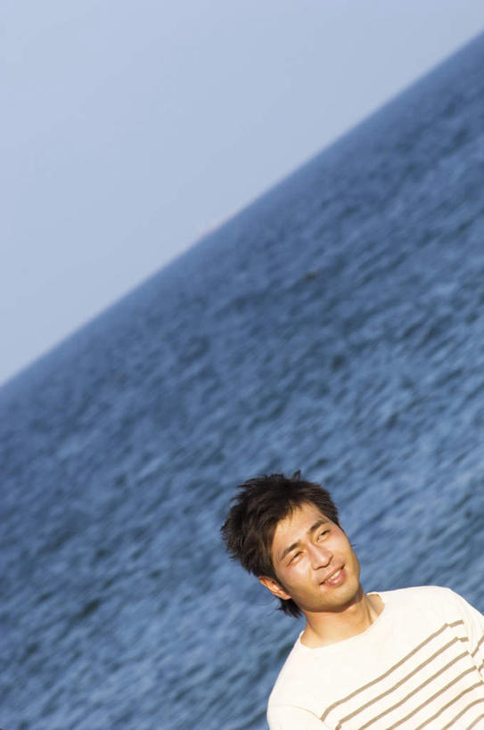 头发,站,笑,微笑,露齿笑,竖图,俯视,室外,白天,旅游,度假,海浪,海洋,美景,一排,阴影,波纹,条纹,服装,整齐,光线,影子,景观,浪花,水平线,云,云朵,辽阔,海平线,云彩,注视,休闲装,娱乐,排列,衣服,蓝色,白色,黑色,白云,蓝天,水纹,天空,阳光,自然,海水,波浪,天,观察,看,站着,享受,休闲,广阔,休闲服,景色,放松,服饰,观看,一望无际,察看,队列,关注,自然风光,海景,无边无际,一马平川,大海,风浪,海,海水的波动,近岸浪,涌浪,站立,半身,彩图,高角度拍摄,水天相接,水天一线