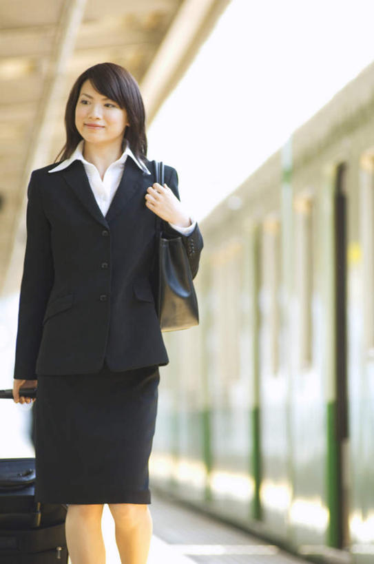 东方人,背,头发,一个人,商务人士,商务女性,站,走,笑,摸,微笑,露齿笑,竖图,室外,白天,正面,衬衫,旅游,度假,地铁,亚洲,仅一个年轻女性,仅一个女性,仅一个人,抚摸,阴影,套装,光线,包,拉杆箱,旅行箱,皮包,影子,地铁站,轨道交通,拎,注视,黄种人,娱乐,一个,黑色,阳光,行李箱,箱子,背着,观察,看,站着,享受,休闲,放松,单个,观看,出差,单肩包,察看,关注,商务装,工薪阶层,年轻女性,女人,女性,亚洲人,白领,上班族,步行,触摸,接触,散步,站立,走路,半身,彩图,衬衣,旅行,地铁机动车,地下铁,轻轨,拎着