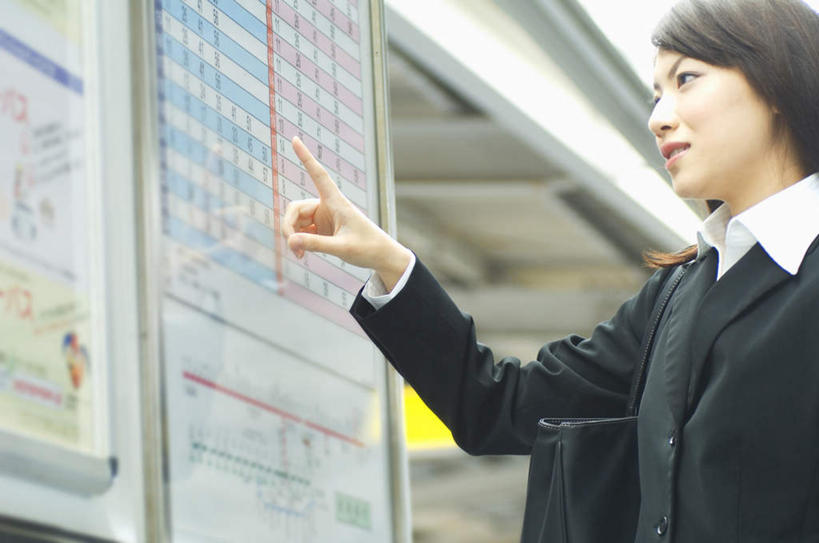 东方人,背,头发,一个人,商务人士,商务女性,站,举,笑,微笑,露齿笑,横图,室外,白天,侧面,衬衫,旅游,度假,指示牌,亚洲,仅一个年轻女性,仅一个女性,仅一个人,指,阴影,套装,光线,包,标志,皮包,数字,文字,影子,字符,屋檐,地铁站,注视,黄种人,方向,娱乐,标识,檐,一个,黑色,阳光,背着,观察,看,手势,托,站着,享受,休闲,放松,阿拉伯数字,单个,观看,单肩包,察看,指向,食指,关注,商务装,工薪阶层,年轻女性,女人,女性,亚洲人,白领,上班族,举起,举手,举着,向上举,向上伸,向上托,站立,半身,彩图,衬衣