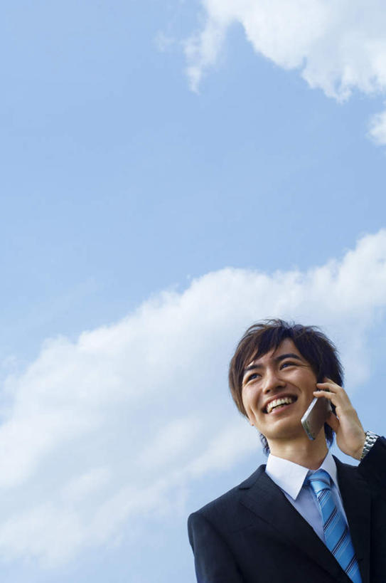 东方人,头发,一个人,商务人士,商务男性,站,举,笑,摸,打电话,微笑,露齿笑,竖图,室外,白天,仰视,衬衫,电话,手机,亚洲,仅一个男性,仅一个人,抚摸,握,阴影,套装,光线,影子,云,云朵,领带,拿,听,云彩,拿着,注视,黄种人,通讯设备,仅一个年轻男性,蓝色,黑色,白云,蓝天,天空,阳光,天,观察,看,托,站着,握着,观看,察看,关注,商务装,工薪阶层,一部,交流,男人,男性,年轻男性,亚洲人,白领,上班族,触摸,沟通,接触,举起,举手,举着,抬头,通话,向上举,向上伸,向上托,仰头,站立,半身,彩图,低角度拍摄,衬衣