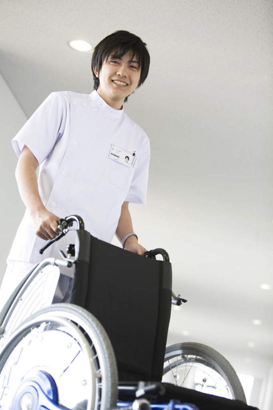 东方人,头发,一个人,医生,医院,站,推,笑,摸,微笑,露齿笑,竖图,室内,白天,仰视,照明,亚洲,仅一个男性,仅一个人,一把,抚摸,握,壁灯,工具,墙,灯光,注视,黄种人,墙壁,墙面,灯,仅一个年轻男性,黑色,轮椅,灯具,低头,复健,观察,看,站着,医护人员,医疗人员,康复,器械,握着,观看,照亮,察看,医疗设备,白大褂,照明设备,关注,医疗器械,医疗工具,医疗机构,辅助设备,男人,男性,年轻男性,亚洲人,大夫,触摸,接触,站立,半身,彩图,低角度拍摄,病院,诊所