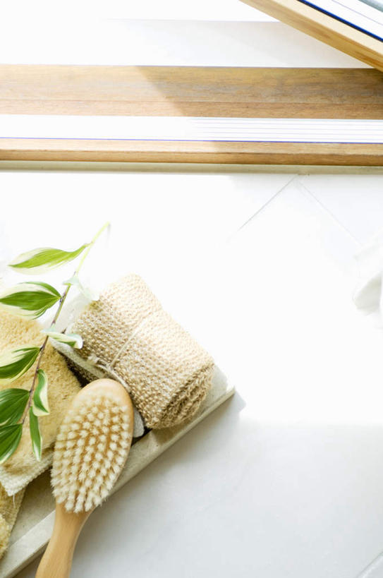 无人,竖图,俯视,室内,白天,化妆,美容,叶子,护肤,阴影,光线,瓷砖,地砖,海绵,影子,绿叶,地面,一个,绿色,阳光,化妆品,刷子,肥皂,香皂,日用品,洗浴用品,清洁,保养,享受,休闲,嫩叶,放松,保健,单个,护肤品,舒缓,养颜,洗脸海绵,洗脸扑,洗脸绵,去污,紧肤,嫩肤,叶,叶片,洗涤,彩图,高角度拍摄