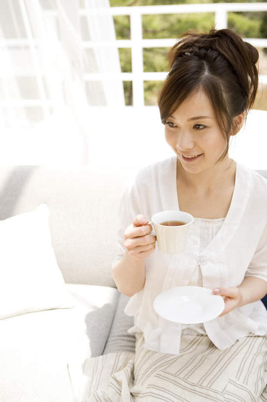 东方人,头发,一个人,客厅,坐,举,笑,摸,微笑,露齿笑,竖图,俯视,室内,白天,植物,窗户,靠垫,落地窗,沙发,杯子,亚洲,仅一个年轻女性,仅一个女性,仅一个人,抚摸,握,服装,瓷器,方格,墙,褐色,咖啡杯,靠枕,陶瓷制品,一杯,拿,拿着,注视,休闲装,黄种人,玻璃窗,墙壁,墙面,树,树木,衣服,绿色,白色,自然,垫子,枕头,观察,看,靠,靠着,托,倚靠,休闲,休闲服,握着,服饰,生长,成长,观看,察看,起居室,倚着,关注,瓷杯,布艺沙发,年轻女性,女人,女性,亚洲人,触摸,接触,举起,举手,举着,向上举,向上伸,向上托,坐着,半身,彩图,高角度拍摄