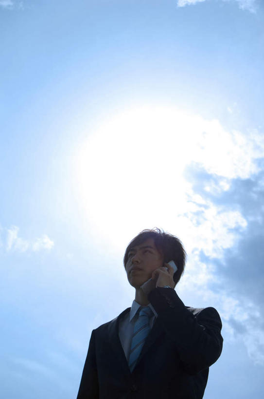 东方人,头发,一个人,商务人士,商务男性,站,举,笑,摸,打电话,微笑,露齿笑,竖图,室外,白天,仰视,衬衫,电话,手机,亚洲,仅一个男性,仅一个人,抚摸,握,阴影,套装,光线,影子,云,云朵,领带,拿,听,云彩,拿着,注视,黄种人,通讯设备,仅一个年轻男性,蓝色,黑色,白云,蓝天,天空,阳光,天,观察,看,托,站着,握着,遮,遮掩,观看,察看,掩盖,遮挡,关注,商务装,工薪阶层,遮盖,一部,掩饰,交流,男人,男性,年轻男性,亚洲人,白领,上班族,触摸,沟通,接触,举起,举手,举着,通话,向上举,向上伸,向上托,站立,半身,彩图,低角度拍摄,衬衣