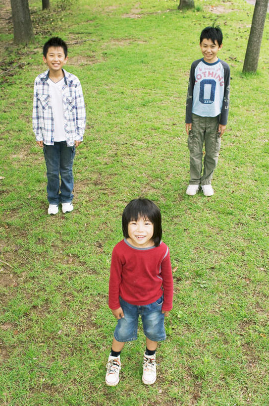 东方人,儿童,头发,三个人,伙伴,朋友,站,笑,摸,微笑,露齿笑,竖图,俯视,室外,白天,友谊,纯洁,成功,合作,团队,集体,信心,草地,草坪,植物,亚洲,抚摸,阴影,服装,光线,方格,影子,注视,休闲装,黄种人,队伍,草,树,树木,小孩,衣服,红色,绿色,白色,黑色,阳光,自然,观察,看,站着,休闲,休闲服,可爱,童年,童趣,服饰,生长,成长,观看,察看,成就,关注,合伙,童真,烂漫,无邪,天真,友情,男孩,男人,男性,亚洲人,触摸,接触,抬头,仰头,站立,彩图,高角度拍摄,全身,男生