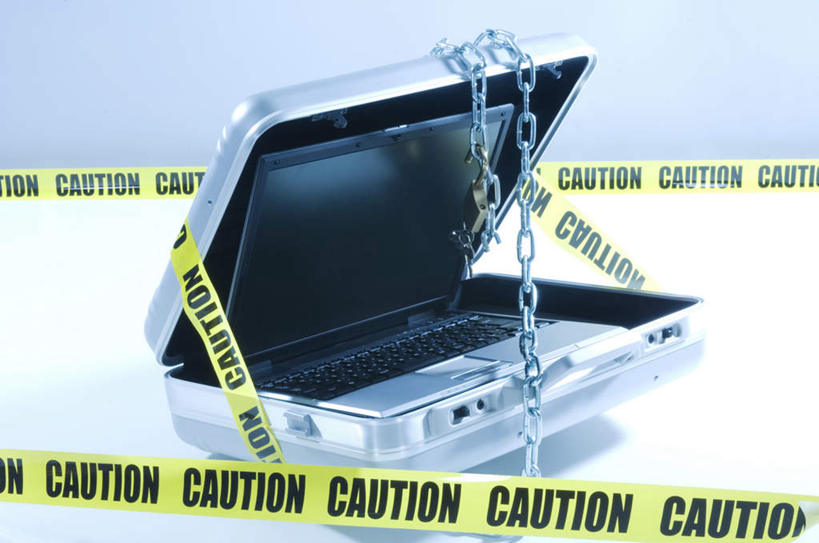 无人,横图,俯视,室内,特写,白天,安全,电脑,笔记本电脑,桌面,指示牌,金属制品,一条,阴影,光线,网络,金属,标志,文字,影子,警告,通讯设备,标识,阳光,箱子,链子,保险箱,警示,捆绑,保护,锁链,禁止,提醒,无线,束缚,提示,限制,保险,通信设备,无线网络,私密,无线上网,便携式电脑,危险,手提电脑,彩图,高角度拍摄